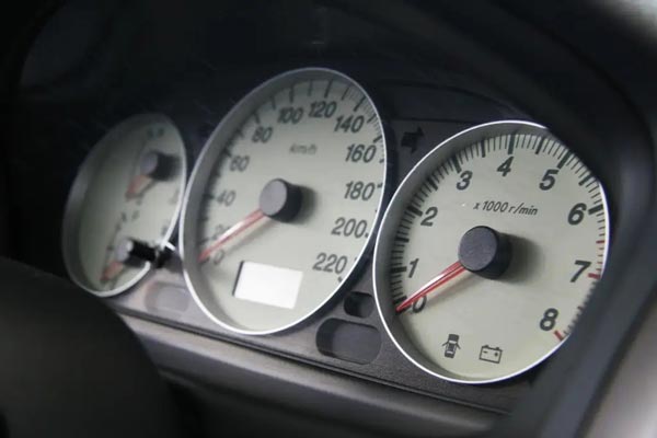 汽車標(biāo)識(shí)logo都是如何進(jìn)行打標(biāo)的？答案是用激光打標(biāo)機(jī)！